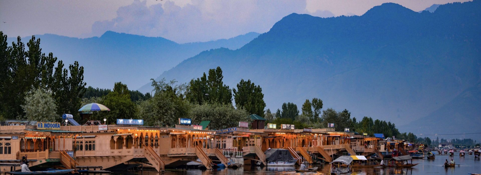 Houseboats,_Dal_Lake,_Kashmir